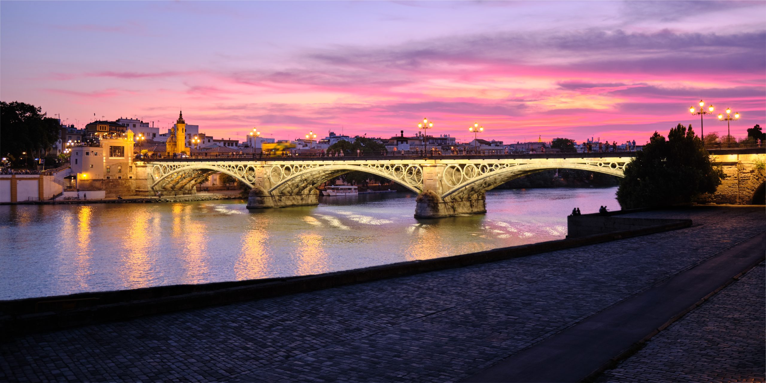 Puente de Triana en Sevilla al atardecer