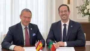 Guillermo Pradíes, presidente de SEPES, y Rui Falacho, presidente de SPPED, firman el acuerdo de colaboración