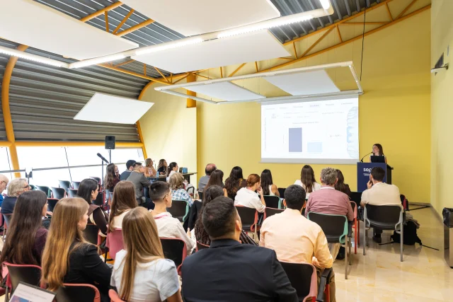 14 COMUNICACIONES ORALES-055